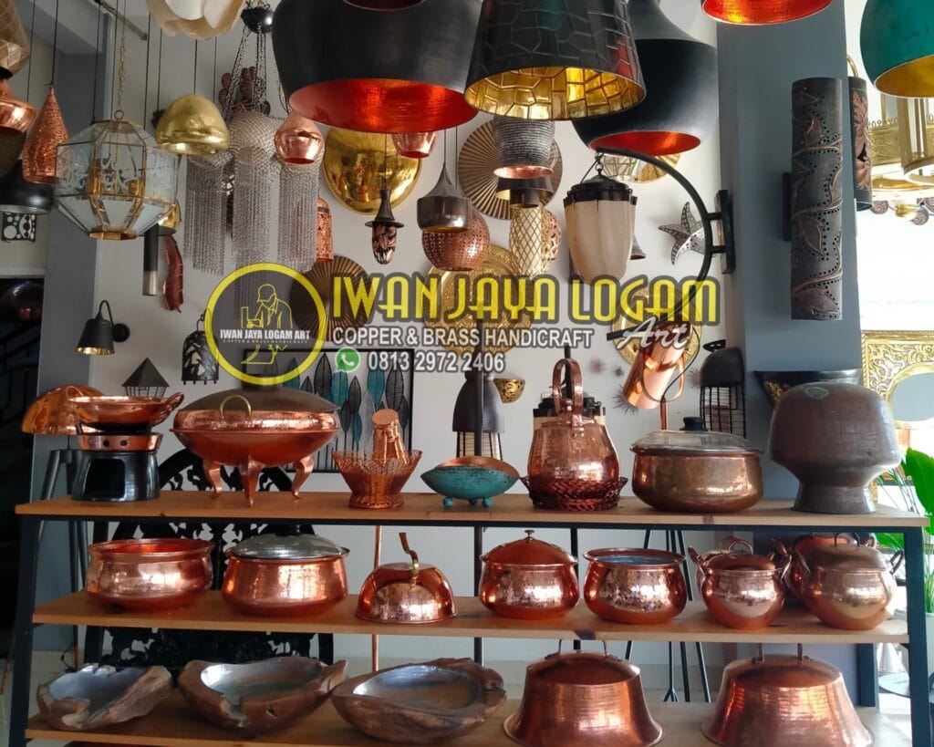 Detail tekstur hammered kerajinan tembaga murni kualitas ekspor dari pusat industri Tumang
