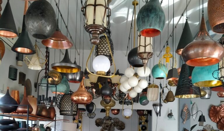 Lampu gantung tembaga mewah desain custom khas Tumang Boyolali untuk dekorasi interior ruang tamu premium