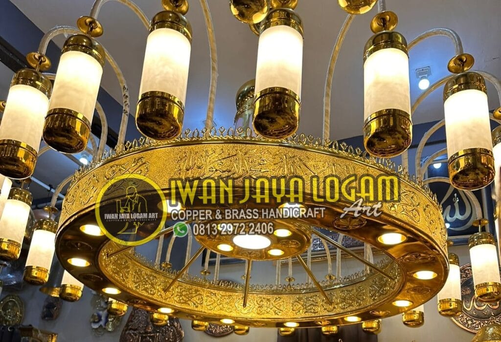 Lampu gantung masjid Nabawi replika kuningan mewah dengan ornamen estetik untuk interior ruang ibadah.
