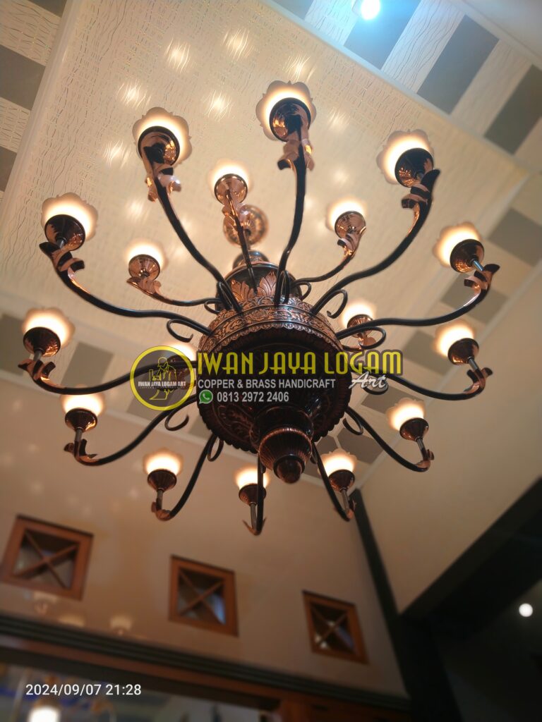 Lampu gantung robyong kuningan klasik besar untuk dekorasi lobi hotel atau gedung pertemuan.