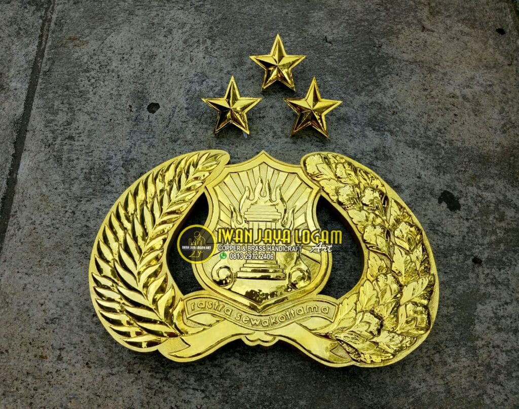 Kerajinan lambang instansi dan logo nama dari material kuningan murni untuk hiasan dinding dan souvenir eksklusif.