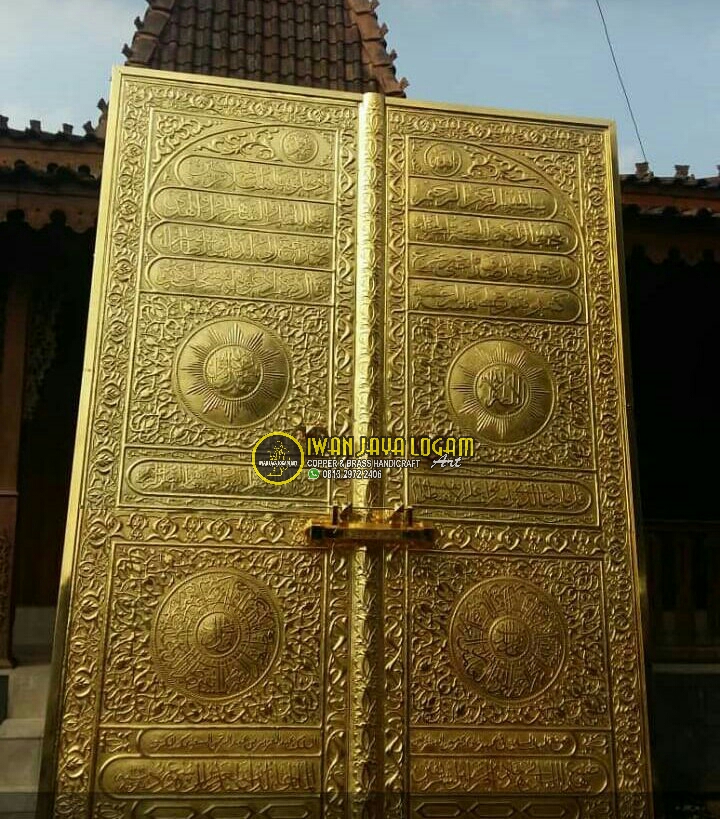 Kerajinan relief dinding tembaga custom motif pintu kabah dan seni logam untuk hiasan dinding eksklusif.